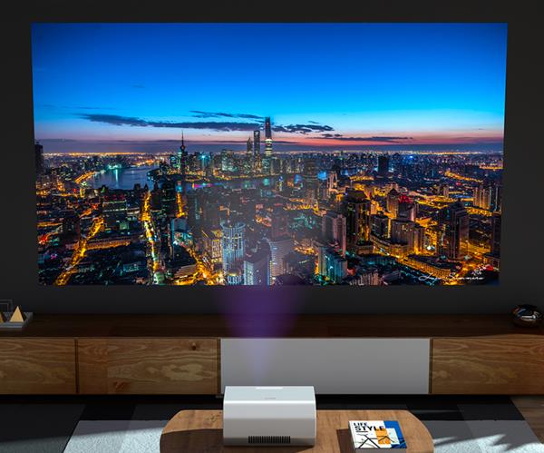 當(dāng)貝市場(chǎng)親測(cè)微鯨智能投影儀 影院般的體驗(yàn)效果與精致包裝設(shè)計(jì)